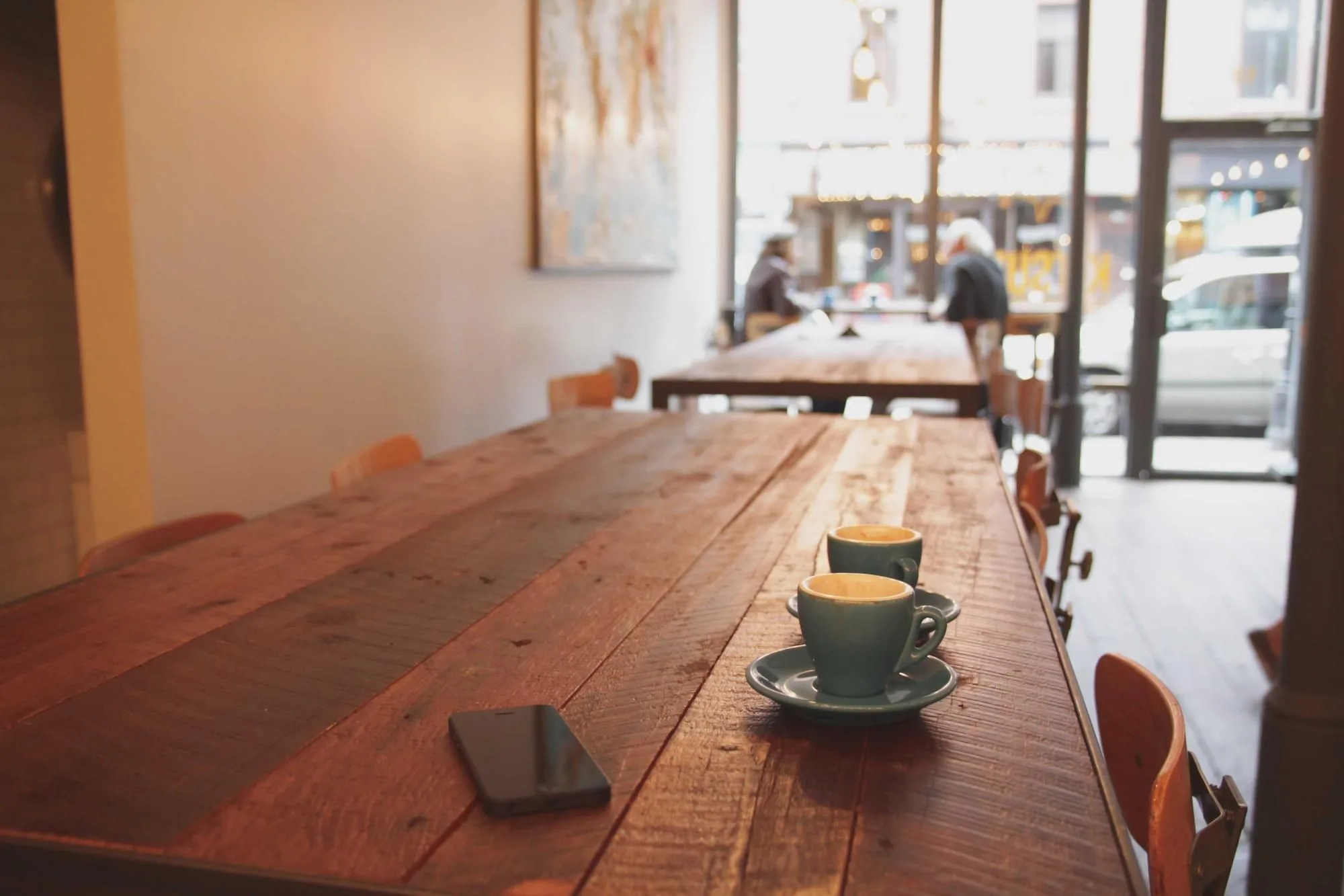 Café servido en una mesa de madera de F11 Coffee Lab